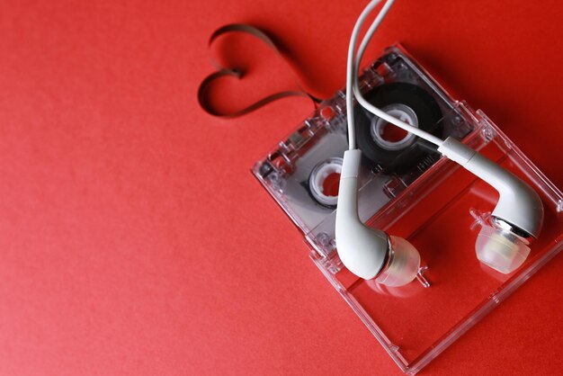 Zdjęcie kaseta z sercem w kształcie taśmy na czerwono