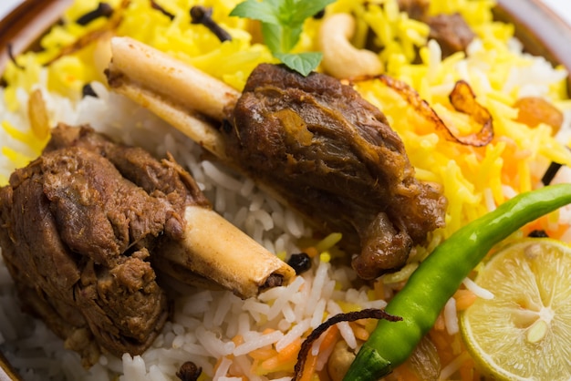 Kashmiri Baranina Gosht Lub Jagnięcina Biryani Przygotowana W Ryżu Basmati Podana Z Dipem Jogurtowym Na Nastrojowym Tle, Selektywny Fokus