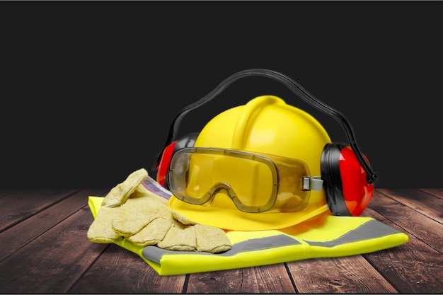 Zdjęcie kask ochronny ze słuchawkami i goglami na tle budowy