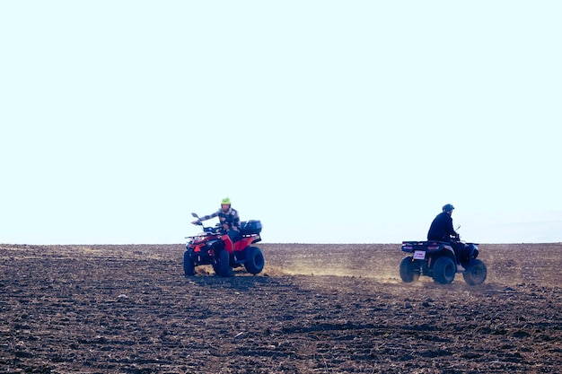 Kask Siedzący Na Quadzie Atv W Górach