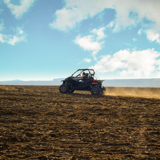 kask siedzący na quadzie atv w górach