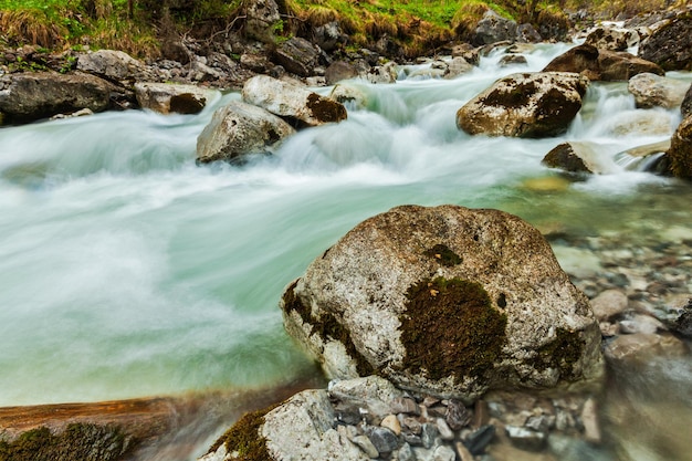 Kaskada Kuhfluchtwasserfall Długa ekspozycja na rozmycie ruchu Farchant GarmischPartenkirchen Bawaria Niemcy