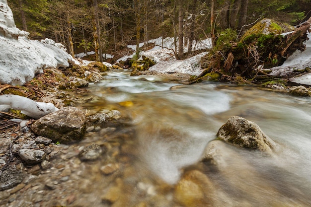 Kaskada Sibli-wasserfall. Rottach-egern, Bawaria, Niemcy