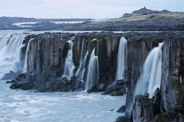 Kaskada wodospadu Selfoss na Islandii