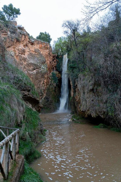 Kaskadowy wodospad w Monasterio de Piedra Nuevalos, cud przyrody