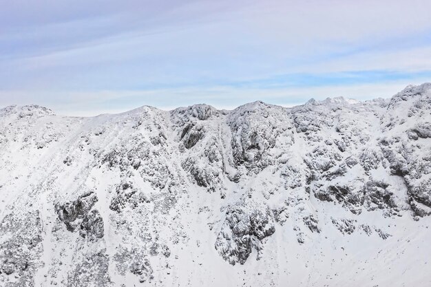 Kasprowy Wierch w Zakopanem w Tatrach zimą. Zakopane to miasto w Polsce w Tatrach. Kasprowy Wierch to góra w Zakopanem i najpopularniejszy teren narciarski w Polsce