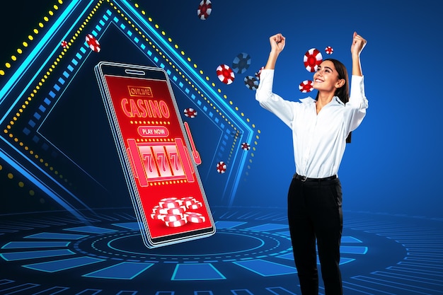 Kasyno online i gry hazardowe na koncepcji urządzenia Wesoła europejska bizneswoman i smartfon z kreatywnym automatem i innymi grami