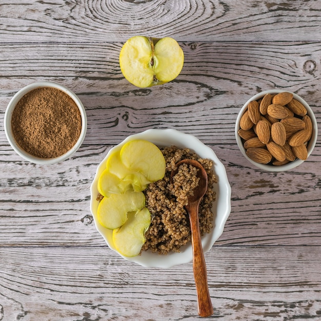 Kasza komosa ryżowa z kakao i jabłkiem na stole. Zdrowa dieta. Leżał na płasko.