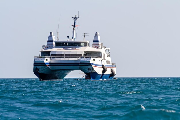 Katamaran pasażerski na Oceanie Indyjskim. Zanzibar