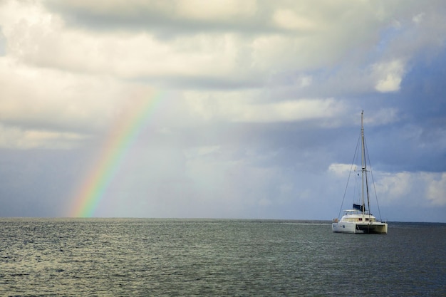 Katamaran w zatoce Rodney z tęczą w tle Morza Karaibskiego Saint Lucia