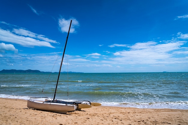 katamaran żaglówka na plaży