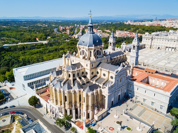 Katedra Almudena z lotu ptaka panoramiczny widok. Santa Maria la Real de La Almudena to kościół katolicki w Madrycie w Hiszpanii.