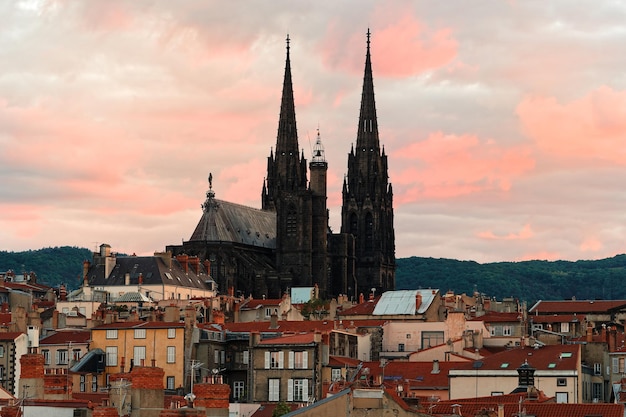 Katedra Matki Bożej Wniebowzięcia Clermont Ferrand o zachodzie słońca PuydeDome France