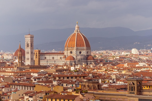 Katedra Najświętszej Marii Panny Kwiatowej we Florencji we Włoszech widziana z daleka
