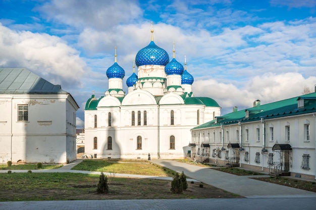 Katedra Objawienia Pańskiego z niebieskimi kopułami w klasztorze Objawienia Pańskiego w Ugliczu w promieniach jesiennego słońca