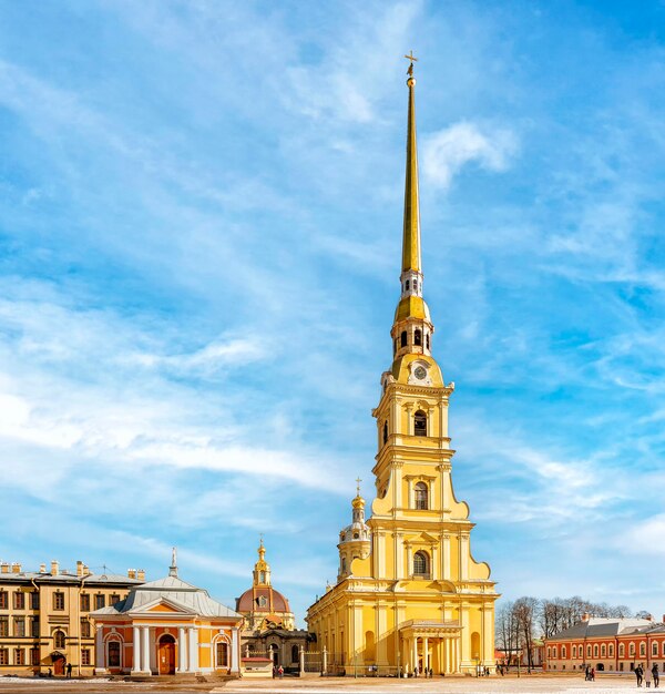 Katedra Piotra i Pawła z dzwonnicą i grobowcem Wielkich Książąt w Petersburgu