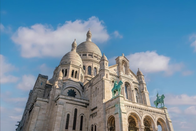 Katedra Sacre Coeur na wzgórzu Montmartre w Paryżu we Francji