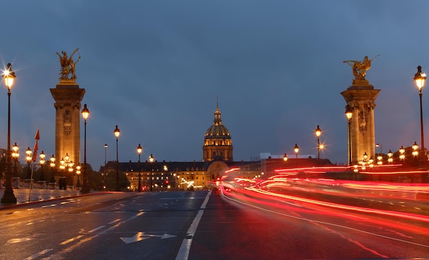 Katedra Saint Louis i most Alexandre III comumns Paryż Francja