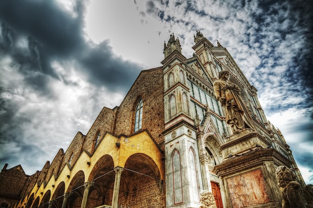 Katedra Santa Croce w efekcie odwzorowania tonów hdr we Włoszech