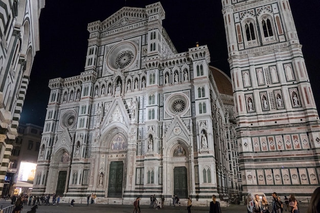 Katedra Santa Maria del Fiore oświetlona w nocy