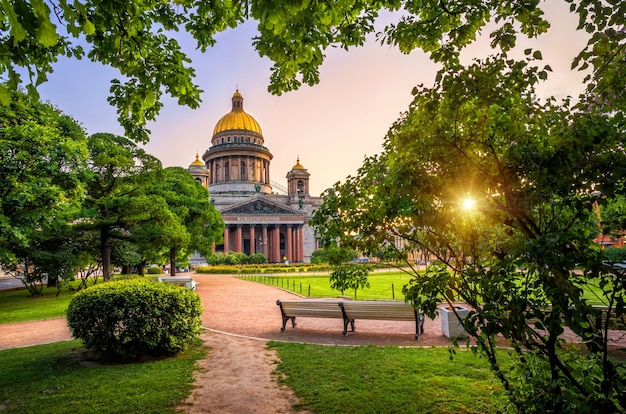 Katedra św. Izaaka latem zielone drzewa w St.Petersburgu