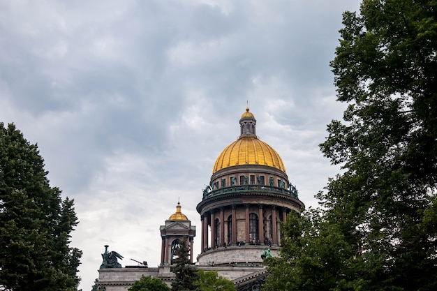 Katedra św. Izaaka w dzień pochmurnej pogody. Muzea Plac Izaaka. Unikalne centrum krajobrazu miejskiego Sankt Petersburg. Centralne zabytki miasta. Najlepsze miejsca turystyczne w Rosji. Stolica Imperium Rosyjskiego