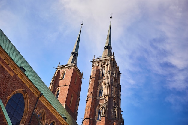 Katedra św. Jana Chrzciciela na Wyspie Tumskiej we Wrocławiu - popularna atrakcja turystyczna w Polsce