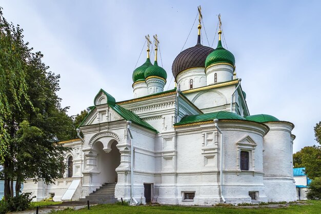 Zdjęcie katedra teodora stratelata w klasztorze feodorowskim w peresławlu-zaleskim w rosji