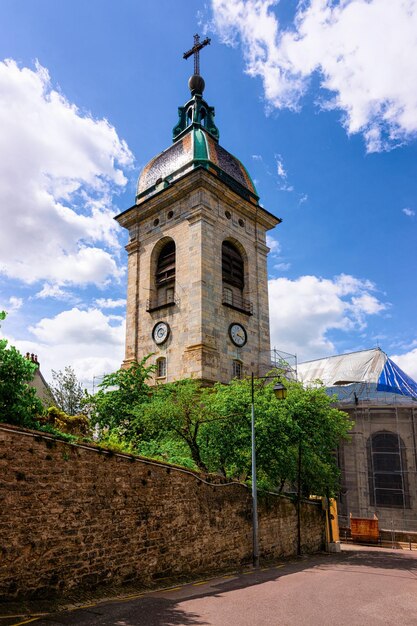 Katedra w Besancon w starym mieście Besancon regionu Burgundii Franche-Comte we Francji. Zobacz na Saint John Church i ulicę we francuskim mieście. Pejzaż miejski z punktem orientacyjnym i niebieskim niebem na wiosnę.