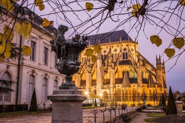 Katedra w Bourges jesienią z ogrodu, Centrum, Francja