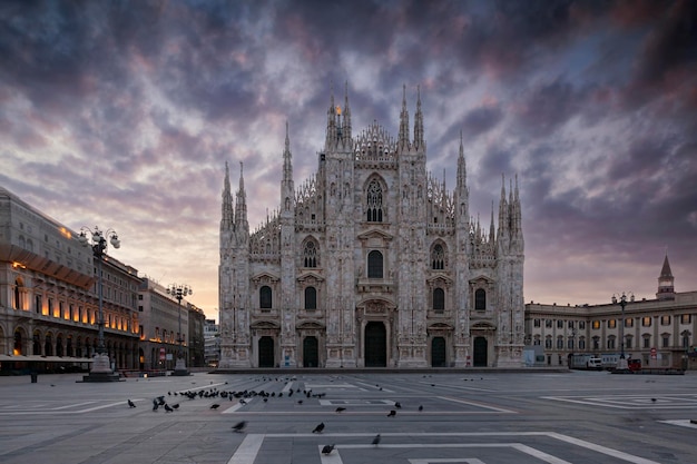 Katedra w Mediolanie, Duomo di Milano, Włochy, jeden z największych kościołów na świecie o wschodzie słońca.