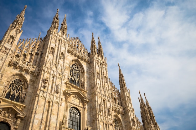 Katedra w Mediolanie (Duomo di Milano) z miejsca kopiowania tekstu. Błękitne niebo tło i światło słońca.