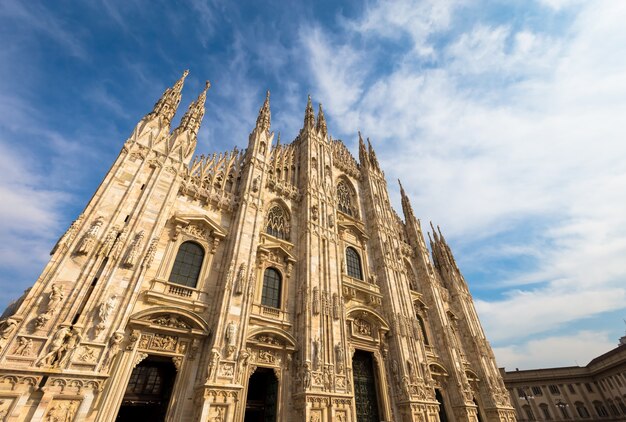 Katedra w Mediolanie (Duomo di Milano) z miejsca kopiowania tekstu. Błękitne niebo tło i światło słońca.