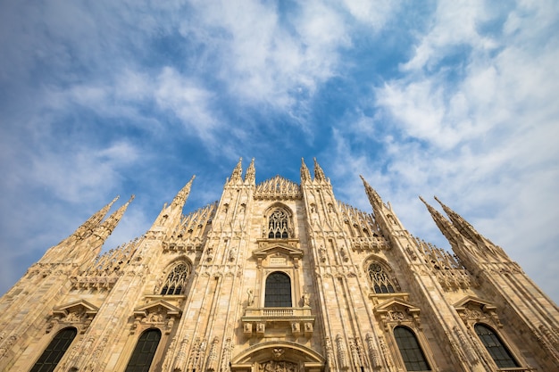 Katedra w Mediolanie (Duomo di Milano) z miejsca kopiowania tekstu. Błękitne niebo tło i światło słońca.