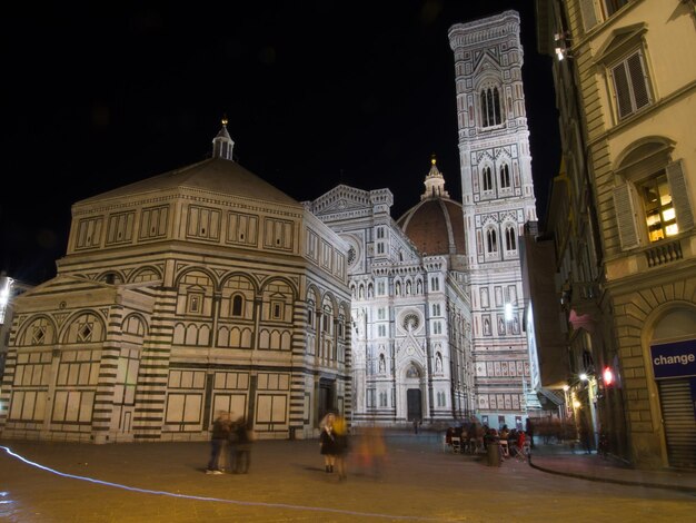 Katedra we Florencji i budynki w mieście w nocy