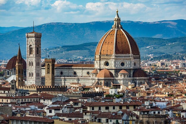 Zdjęcie katedra we florencji w mieście na tle nieba