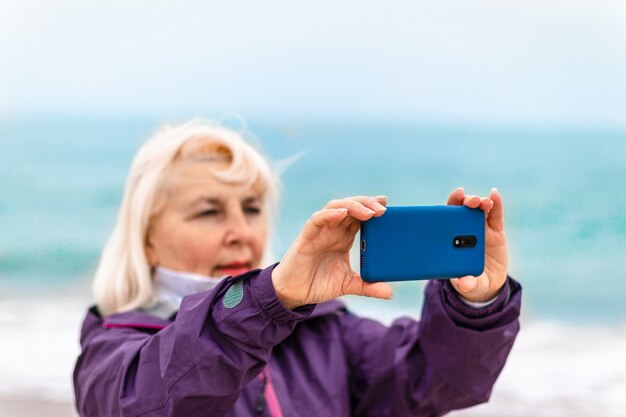 Kaukaska Blondynka Podróżująca Po Plaży I Robienie Zdjęć Lub Nagrywanie Wideo Przez Telefon