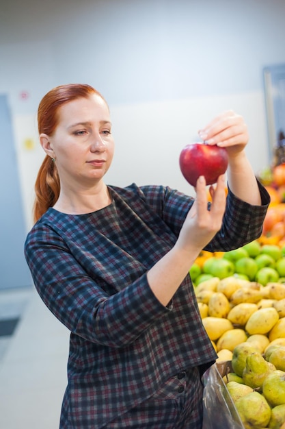 Kaukaska dziewczyna kupuje świeże warzywa produkty spożywcze na targuxA