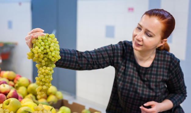 Kaukaska dziewczyna kupuje świeże warzywa produkty spożywcze na targuxA