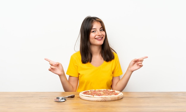 Kaukaska dziewczyna z pizzą wskazująca na wątpliwości, które mają boczne