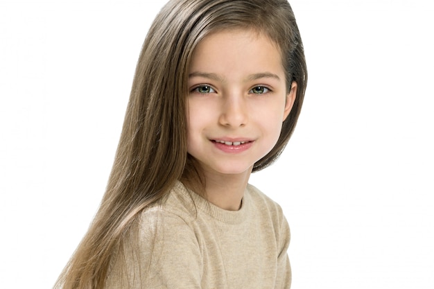 Kaukaska dziewczynka z długimi prostymi włosami