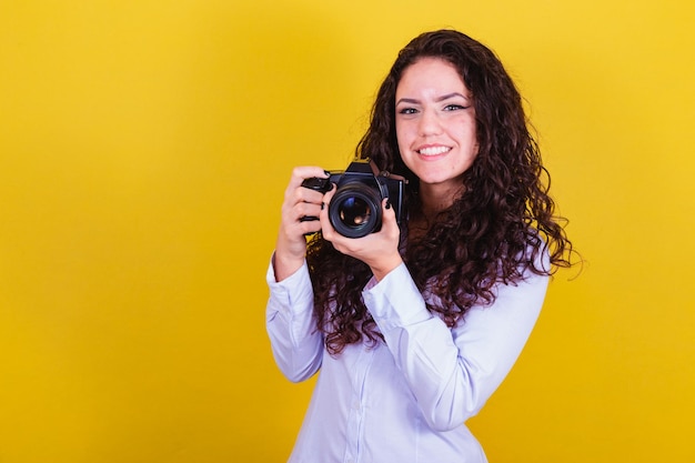 Kaukaska kobieta Brazylijski fotograf trzymający aparat fotograficzny robiący zdjęcia Reklama audiowizualna