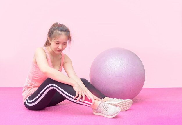 Kaukaska Kobieta Ma Bólową Kostkę Podczas Gdy Trening Przy Gym.