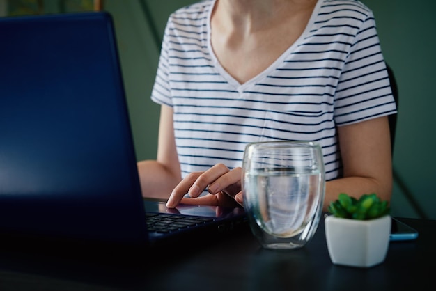 Kaukaska kobieta pisząca na klawiaturze laptopa w domowym biurze w miejscu pracy freelancer pracujący zdalnie