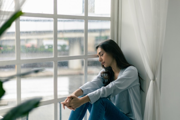 Zdjęcie kaukaska kobieta problem psychologiczny uczucie lęk depresja jej twarz była smutna i zmartwiona u