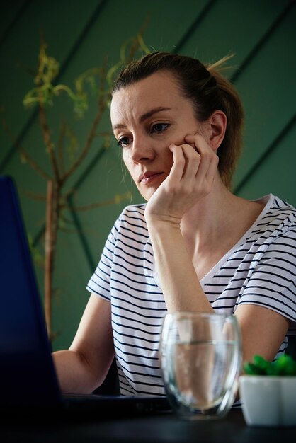 Kaukaska Kobieta Siedzi Przy Stole W Domowym Biurze I Pracuje Z Laptopem Freelancer Pracujący Zdalnie