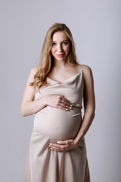 Kaukaska Kobieta W Ciąży Głaszcząca Brzuch Na Białym Tle Kopia Przestrzeń Pojęcie Zdrowego Di...