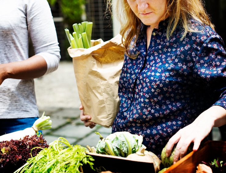 Zdjęcie kaukaska kobieta wybiera kupujący świeżego organicznie warzywa