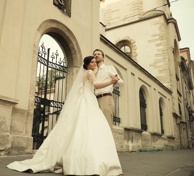 Kaukaska szczęśliwa romantyczna młoda para świętuje ich małżeństwo