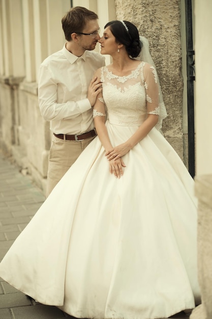 Kaukaska szczęśliwa romantyczna młoda para świętuje ich małżeństwo